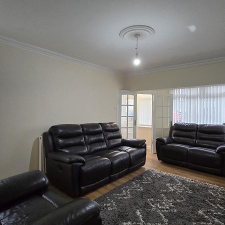 Entire Three Bedroom House In Birmingam Exterior foto